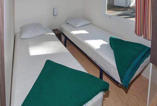 Bedroom with twin beds - Campsite La Siesta | La Faute sur Mer