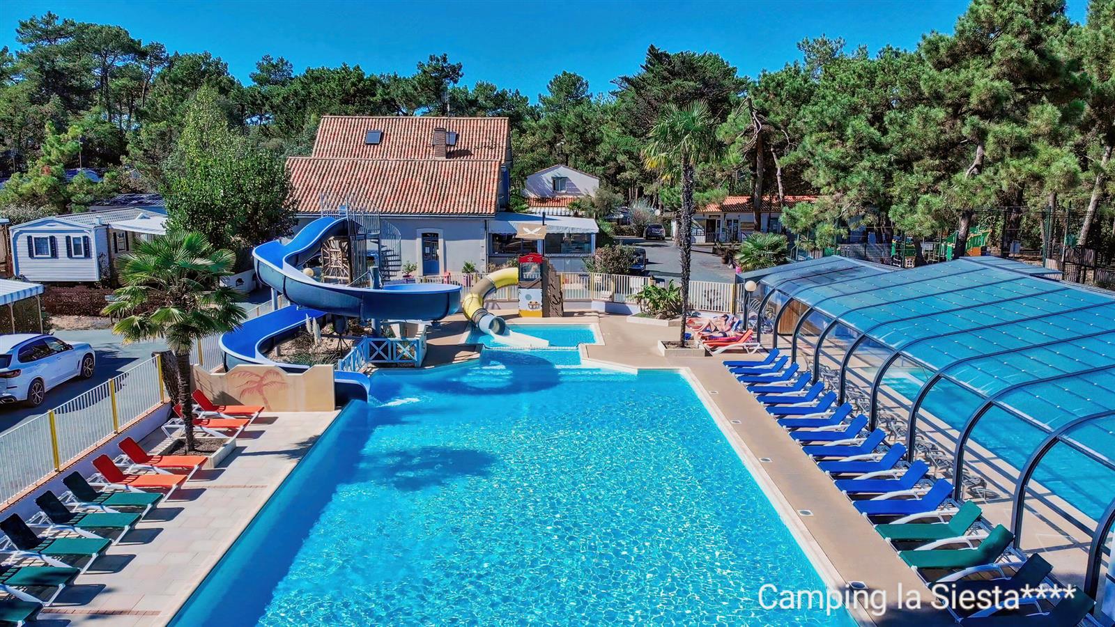 Campsite with swimming pool and slide at L'aiguillon La Presqu'île - Camping La Siesta | La Faute sur Mer