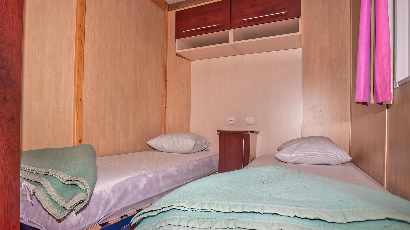 bedroom with twin beds - Camping La Siesta | La Faute sur Mer