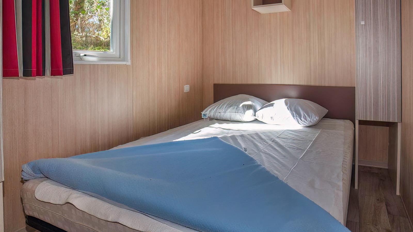 bedroom with 1 double bed - Camping La Siesta | La Faute sur Mer