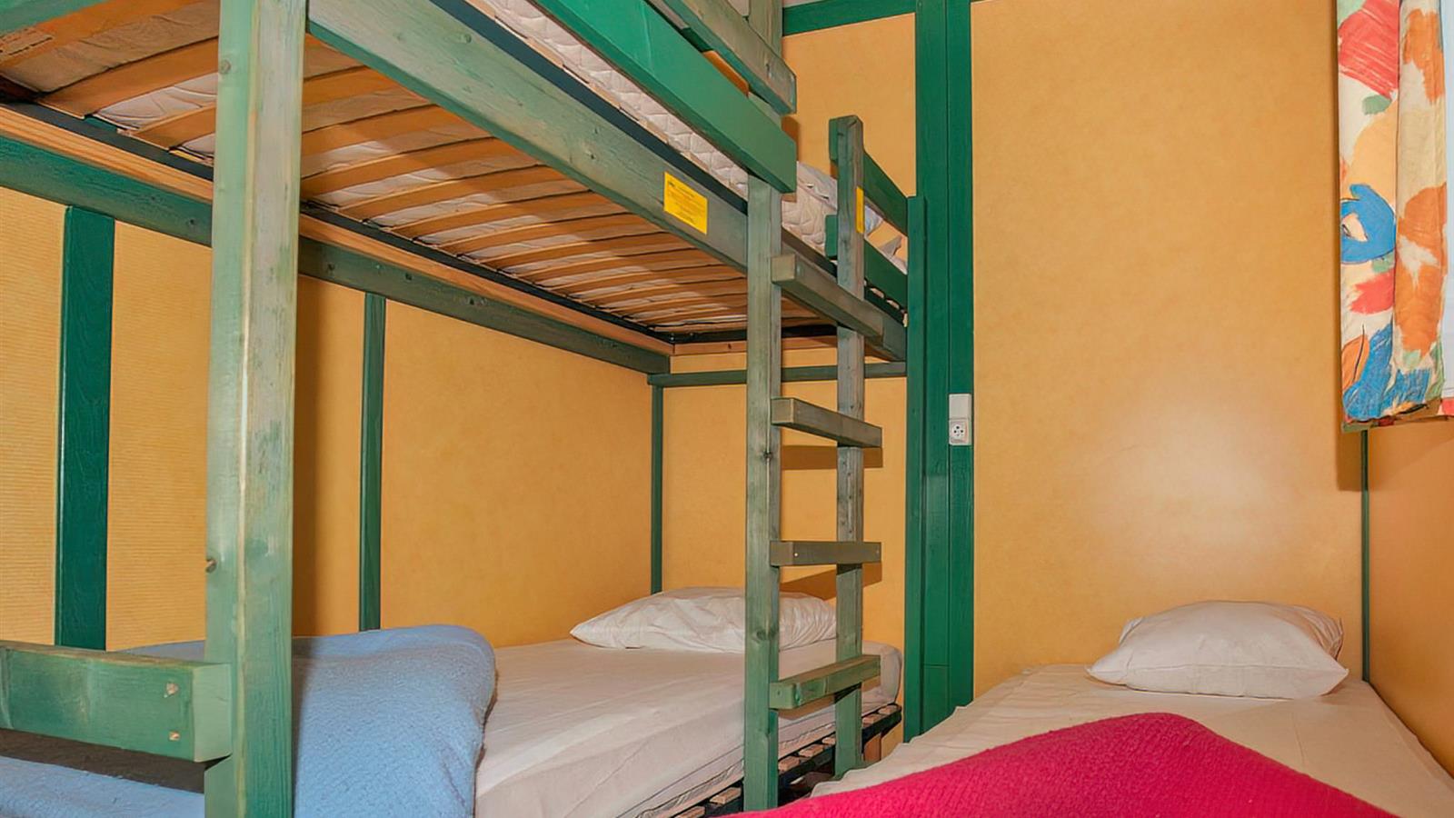 bedroom with 1 simple bed and 1 bunk bed - Camping La Siesta | La Faute sur Mer