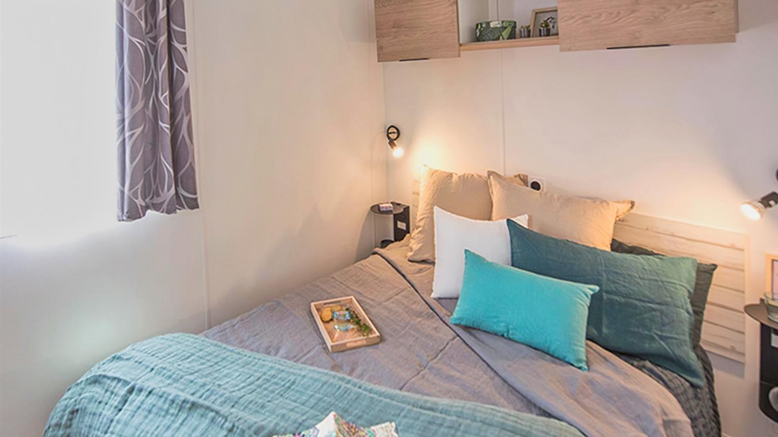 bedroom with 1 double bed - Camping La Siesta | La Faute sur Mer