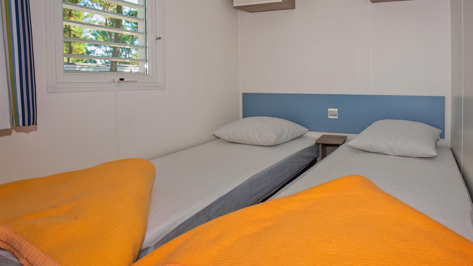 Bedroom with twin beds - Camping La Siesta | La Faute sur Mer