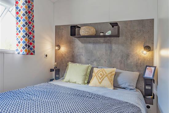bedroom with 1 double bed - Camping La Siesta | La Faute sur Mer
