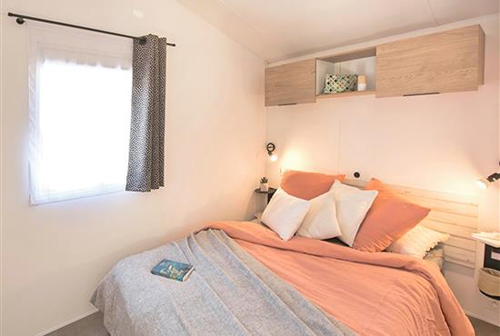 Bedroom with one double bed - Campsite La Siesta | La Faute sur Mer