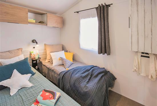 Bedroom with 2 simple beds - Campsite La Siesta | La Faute sur Mer