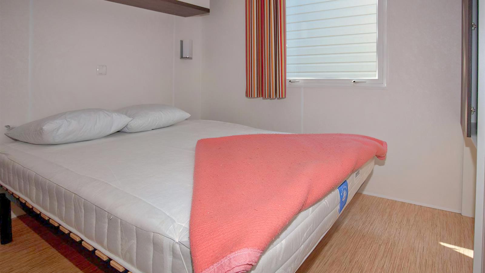 bedroom with 1 double bed - Camping La Siesta | La Faute sur Mer