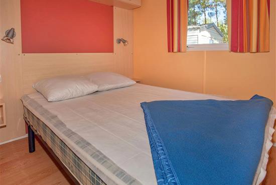 bedroom with 1 double bed - Campsite La Siesta | La Faute sur Mer