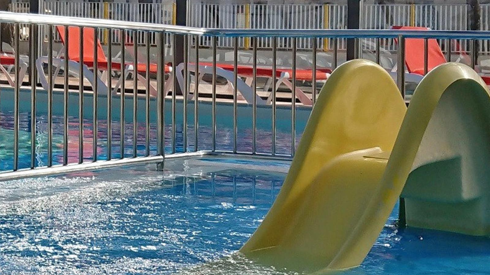 Indoor heated swimming pool at L'aiguillon La Presqu'île - Camping La Siesta | La Faute sur Mer