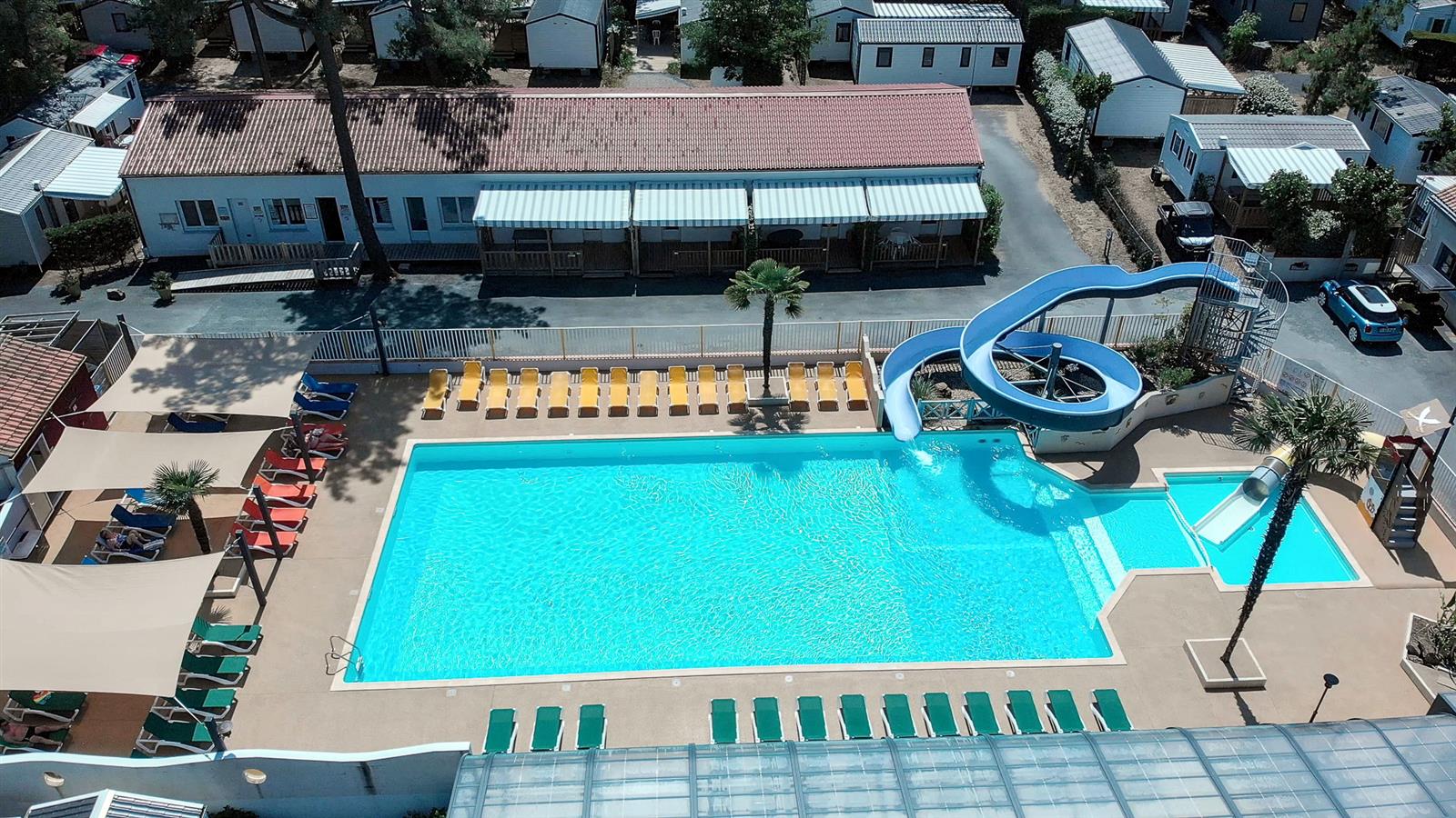 Heated swimming pool and relaxation area at La Siesta campsite in La Faute sur mer - Camping La Siesta | La Faute sur Mer